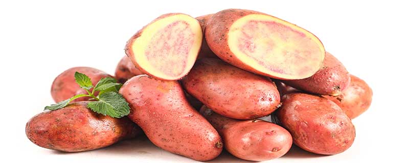 红皮土豆削皮后有点绿是正常的吗,红皮土豆削皮后有点绿属于正常吗